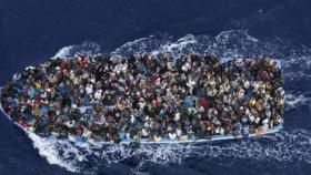 Una barca repleta de refugiados trata de cruzar el Mediterráneo para llegar a Europa.