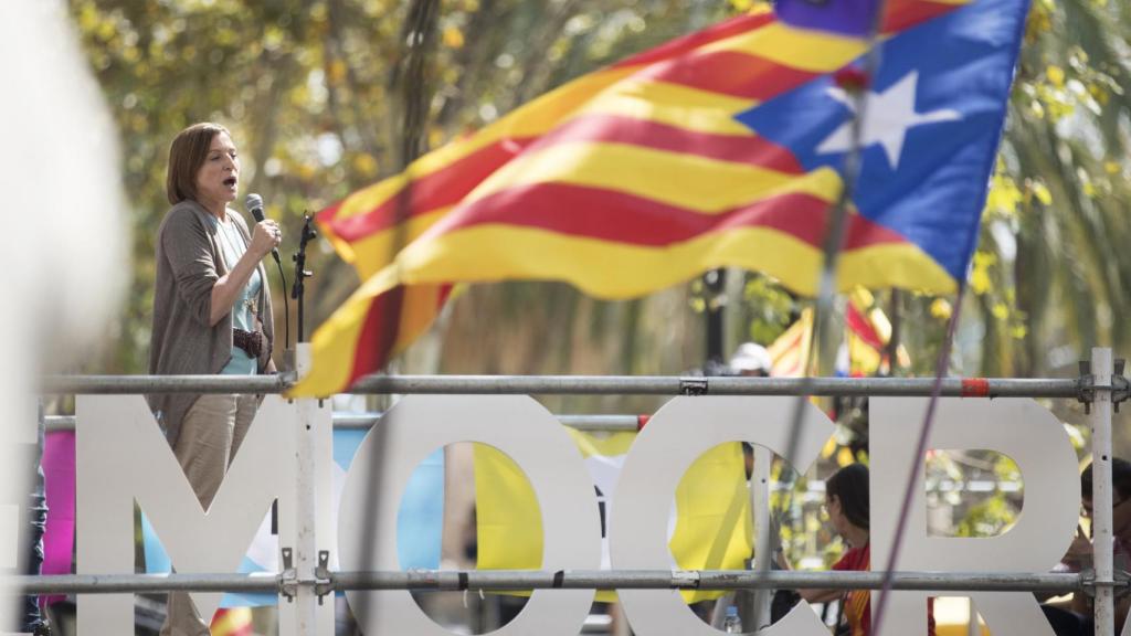 Carme Forcadell, el jueves, arengando a los manifestantes ante el Tribunal Superior de Justicia de Cataluña . / EFE