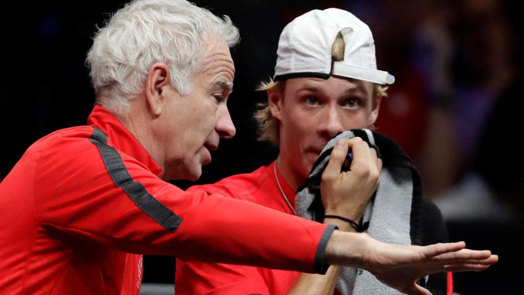 McEnroe, hablando con Shapovalov durante su partido.