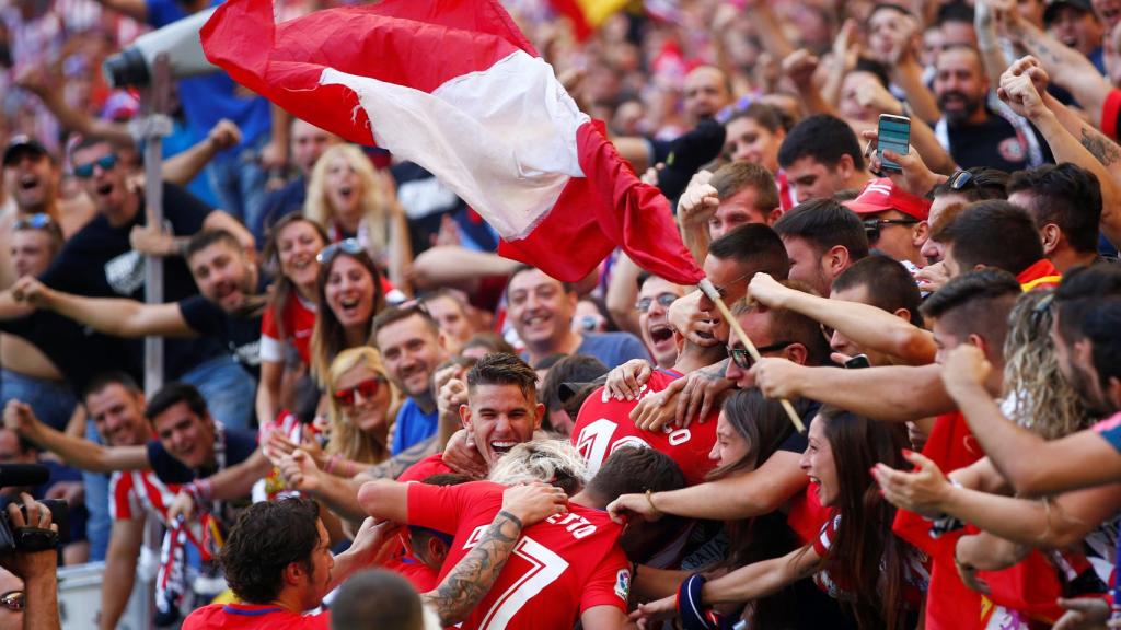 Carrasco celebra su gol con la afición.