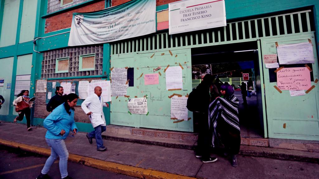 La gente corre en busca de refugio tras el temblor.