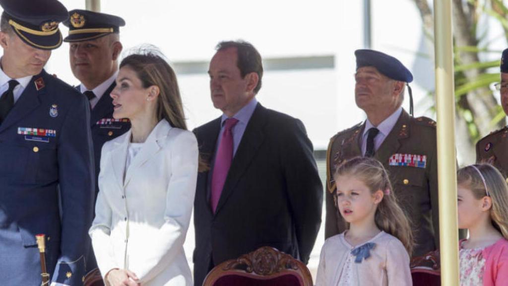 Jaime Alfonsín, tras los reyes Felipe y Letizia.