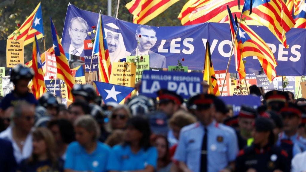 Manifestantes de Barcelona lucieron esta pancarta tras los atentados yihadistas.