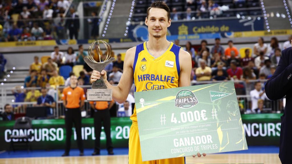 Marcus Eriksson tras proclamarse vencedor del concurso de triples.