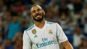 Benzema se lamenta en un partido del Real Madrid.