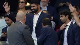 Diego Costa saluda a la afición desde el palco.