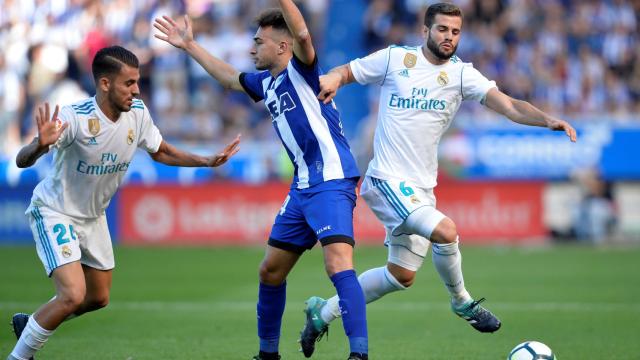 Ceballos, ante Munir, en el Alavés - Real Madrid.