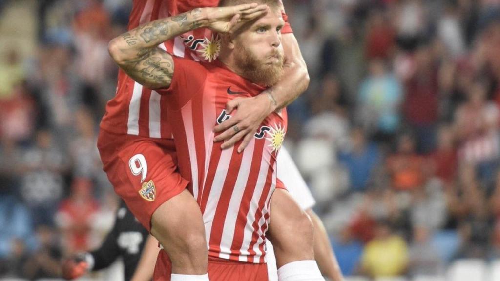 Jorge Morcillo (abajo), jugador del Almería, celebra su gol con el saludo militar.