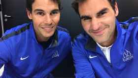 Nadal y Federer, antes del partido de dobles.