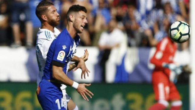 Ramos 'contra' Burgui. Foto. Twitter (@Alaves)