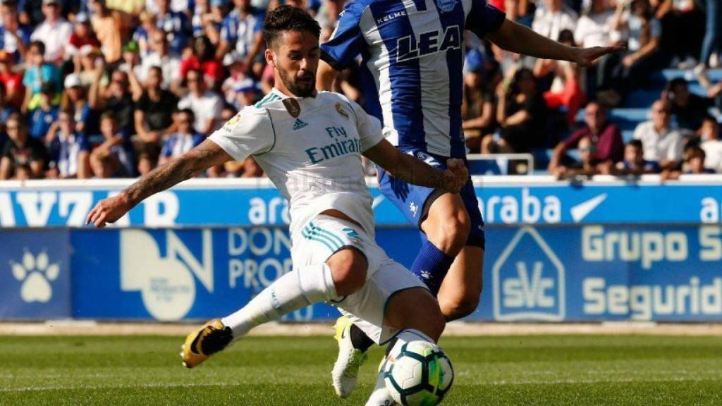 Isco conduce el balón.