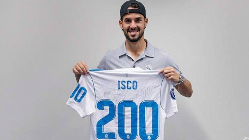 Isco con la camiseta de conmemoración a sus 200 partidos de blanco