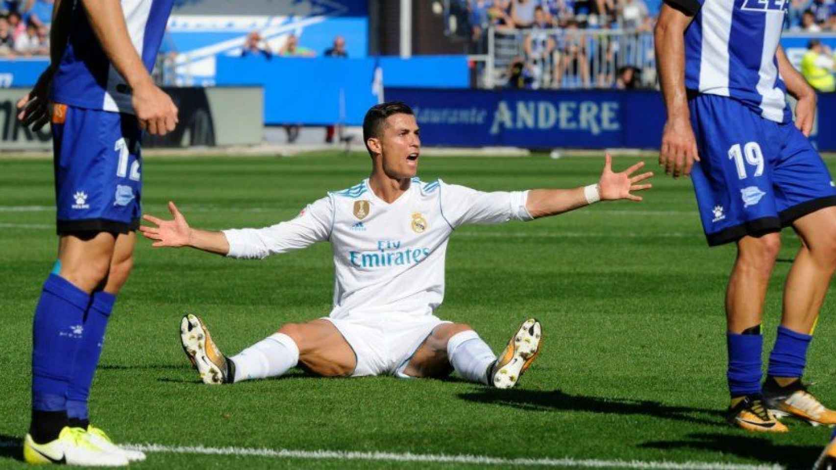 Cristiano Ronaldo reclama una acción al colegiado. Foto Twitter (@ChampionsLeague)