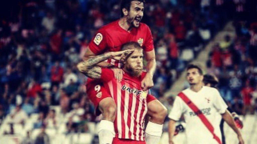 Morcillo y su peculiar de celebración de gol. Foto: Twitter (@U_D_Almeria)