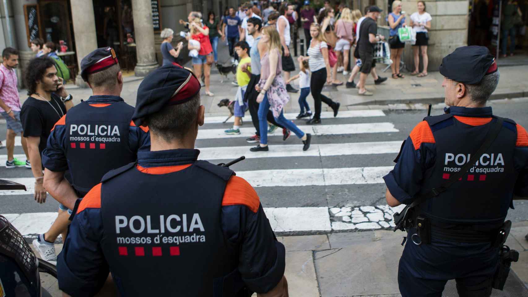 Varios Mossos d'Escuadra patrullan una calle en Barcelona.
