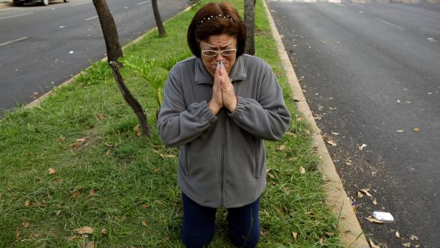 Una mujer reza después de que la tierra volviese a temblar en Méxica.