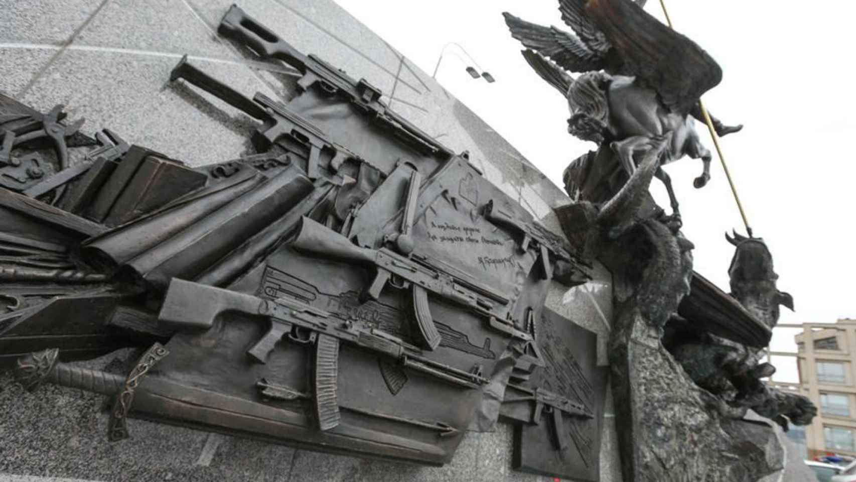 Monumento con los rifles