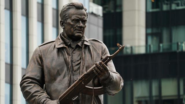 El monumento a Kalashnikov