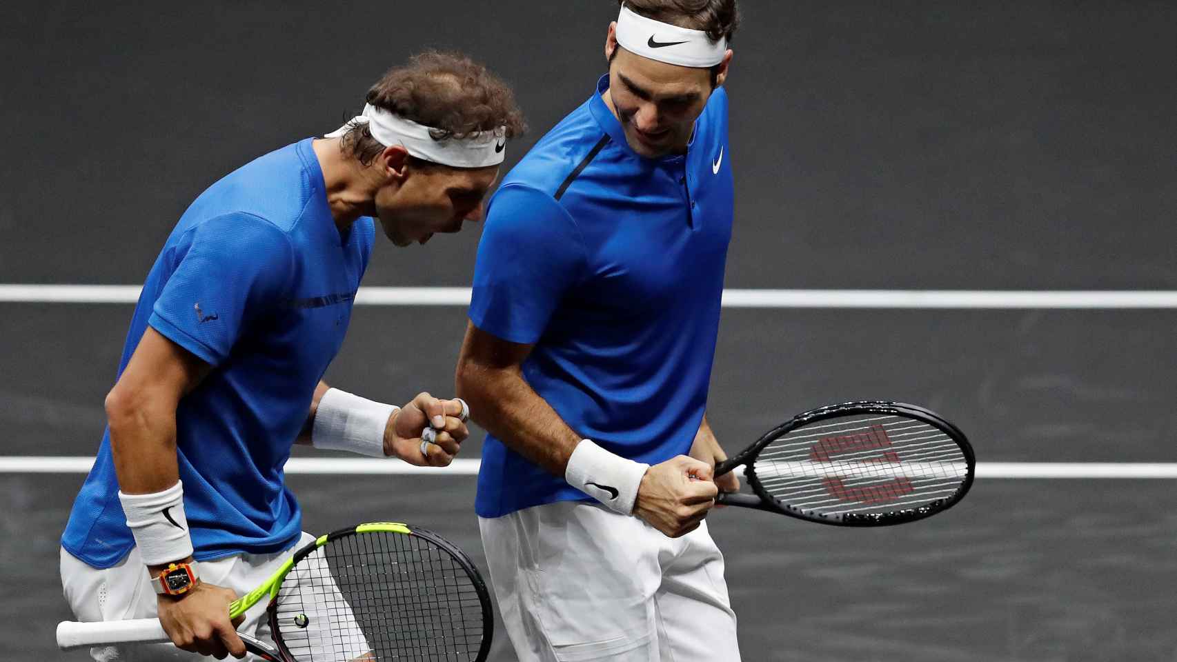 Nadal y Federer, celebrando un punto en su partido de dobles.