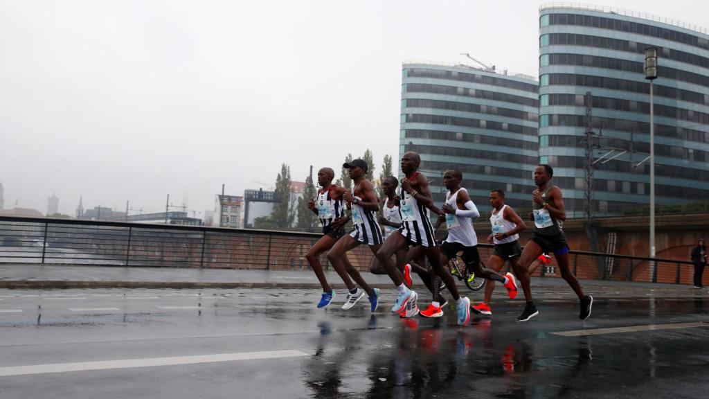 El grupo de cabeza durante un momento de la carrera.