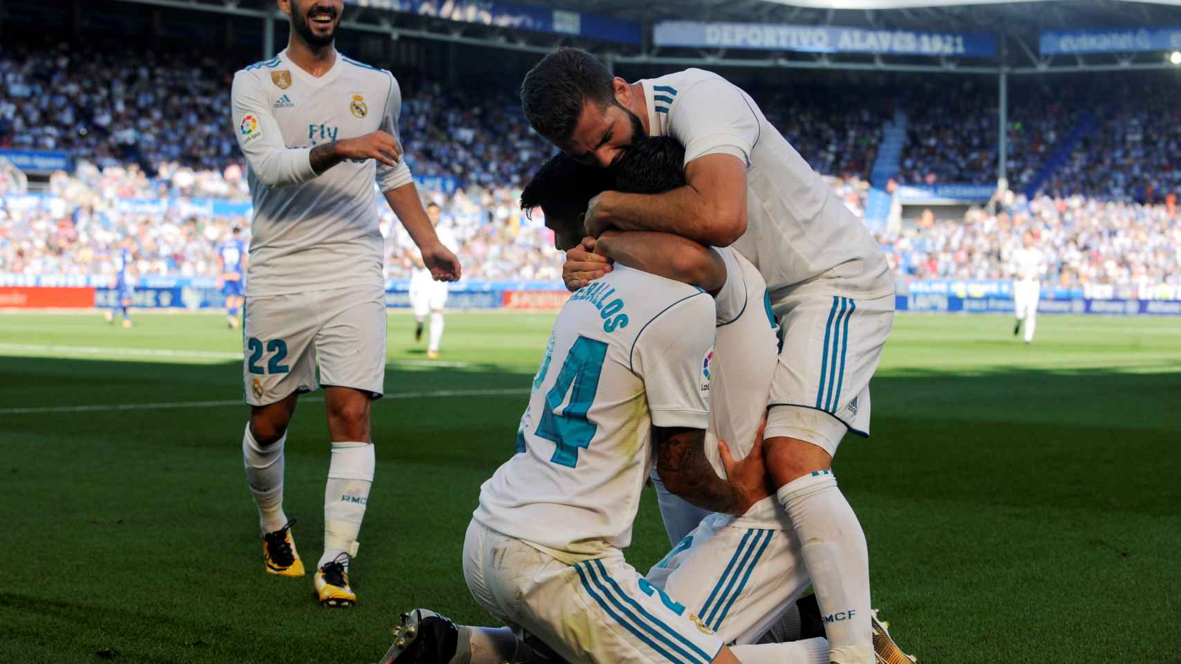 Ceballos se abraza con compañeros en la celebración de un gol.