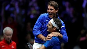 Nadal y Federer se abrazan tras una victoria en la Laver Cup