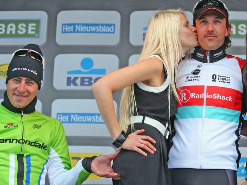 Peter Sagan tocándole el culo a una azafata en 2013.