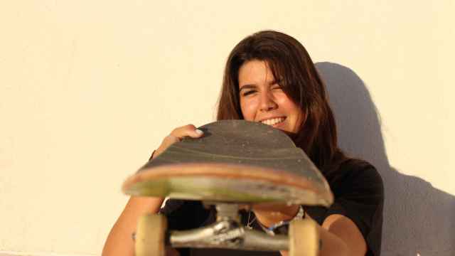 Andrea Benítez posa con la tabla de skate.