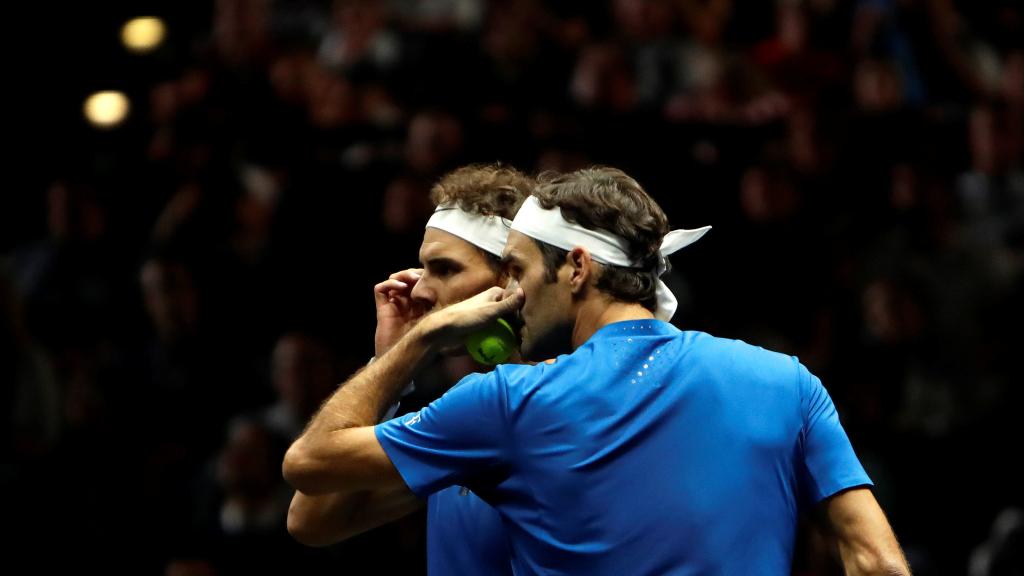 Nadal y Federer, durante el partido de dobles en Praga.