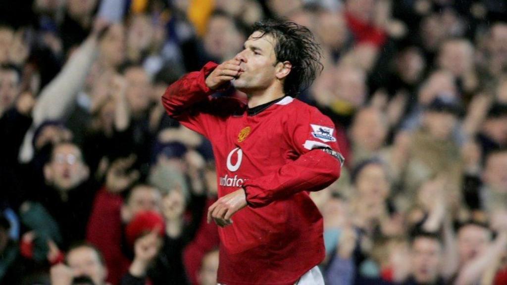 Van Nistelrooy celebra un gol con la camiseta del Manchester United. Foto Twitter (@ManUtd)