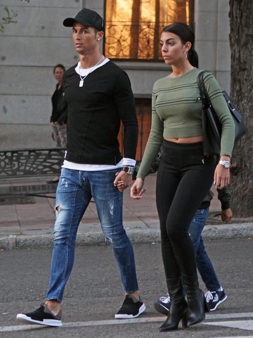 El futbolista portugués con su novia por las calles de Madrid.