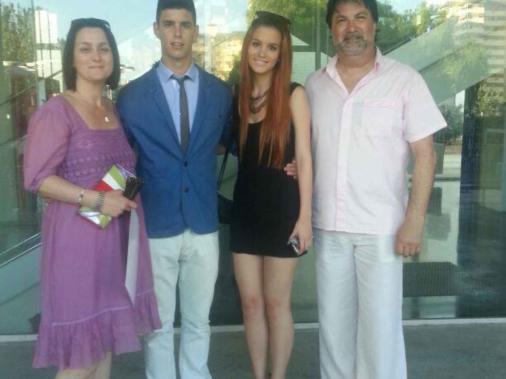 Alejandro Lillo, junto a sus padres y su hermana