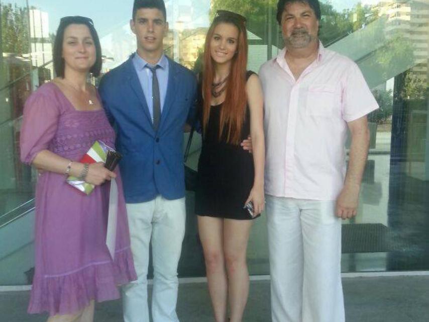 Alejandro Lillo, junto a sus padres y su hermana