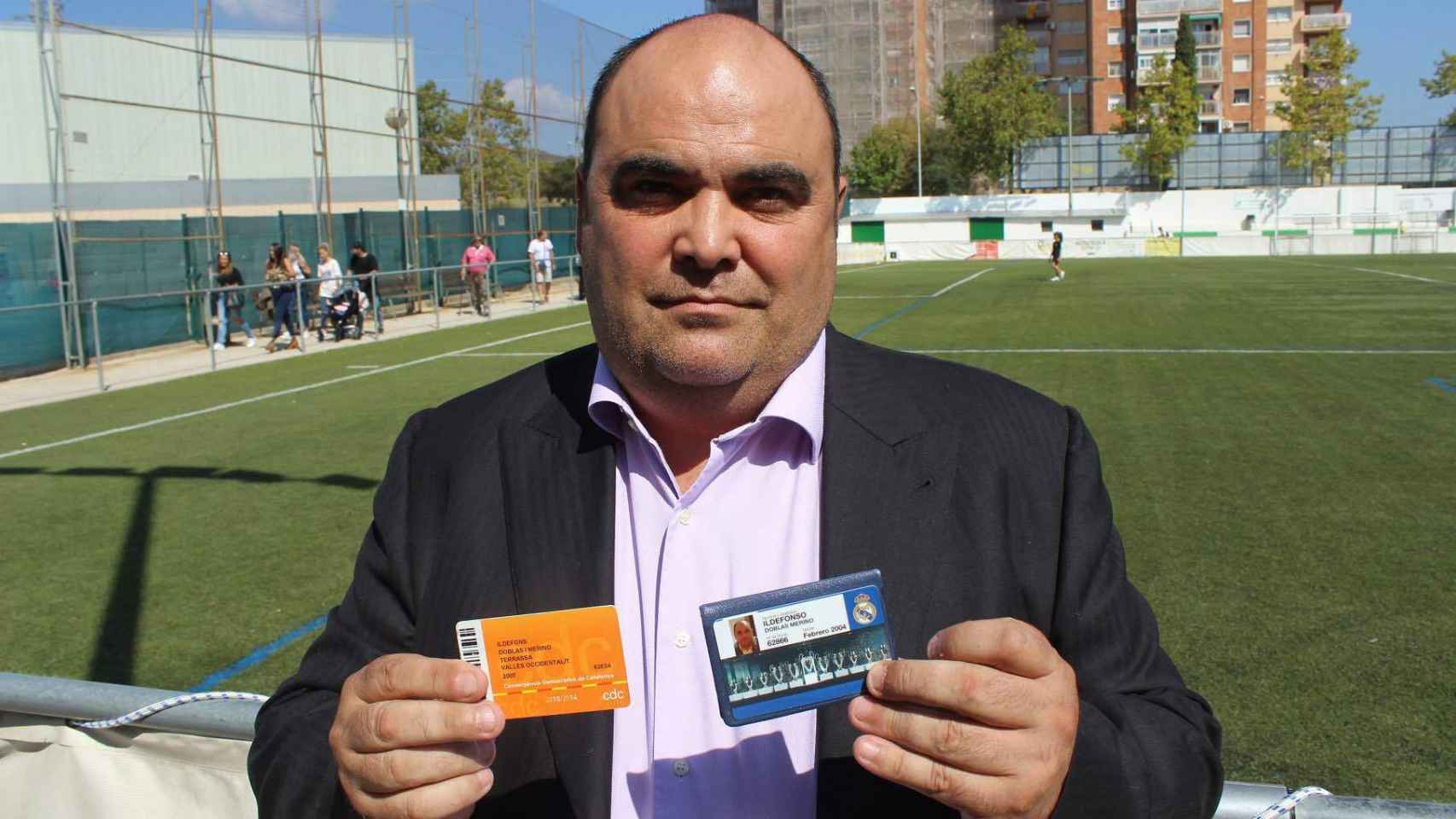 Ildefonso Doblas muestra su carnet de militante convergente y el de socio del Real Madrid
