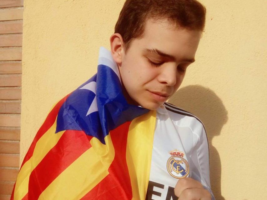 Óscar Serrano con una estelada y la camiseta del Madrid de los Galácticos