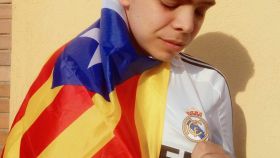 Óscar Serrano con una estelada y la camiseta del Madrid de los Galácticos