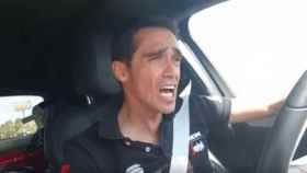 Alberto Contador cantando flamenco al volante.