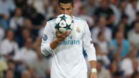 Cristiano Ronaldo besa el balón de la Champions.