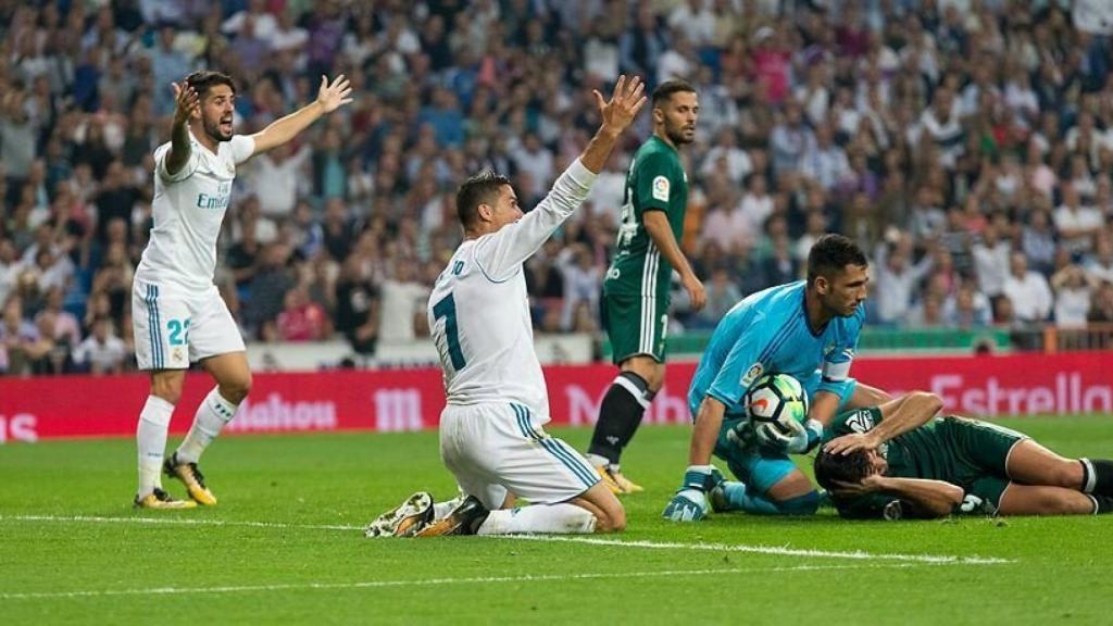 Isco y Cristiano reclaman un acción al árbitro. Foto: Pedro Rodríguez / El Bernabéu