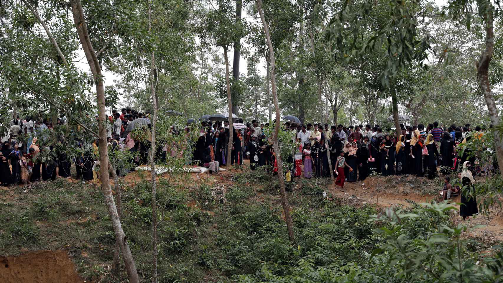 Refugiados esperan a recibir ayuda en Cox's Bazar