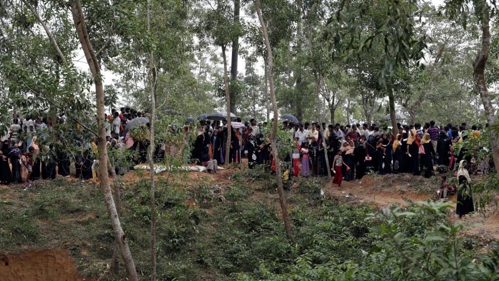 Refugiados esperan a recibir ayuda en Cox's Bazar