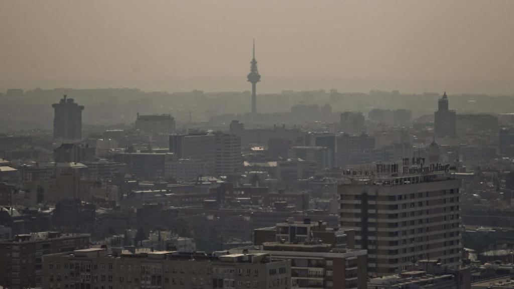 Aire contaminado sobre los edificios.