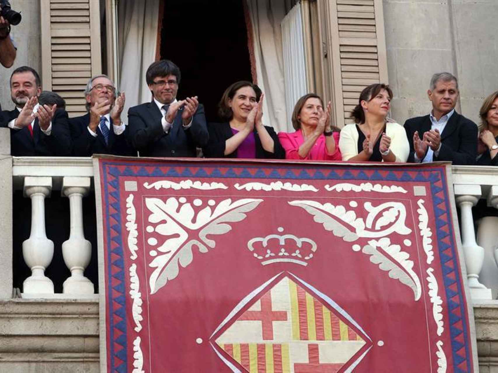 Puigdemont, Colau y Forcadell, en el balcón del Ayuntamiento de Barcelona durante las fiestas de la Mercé.