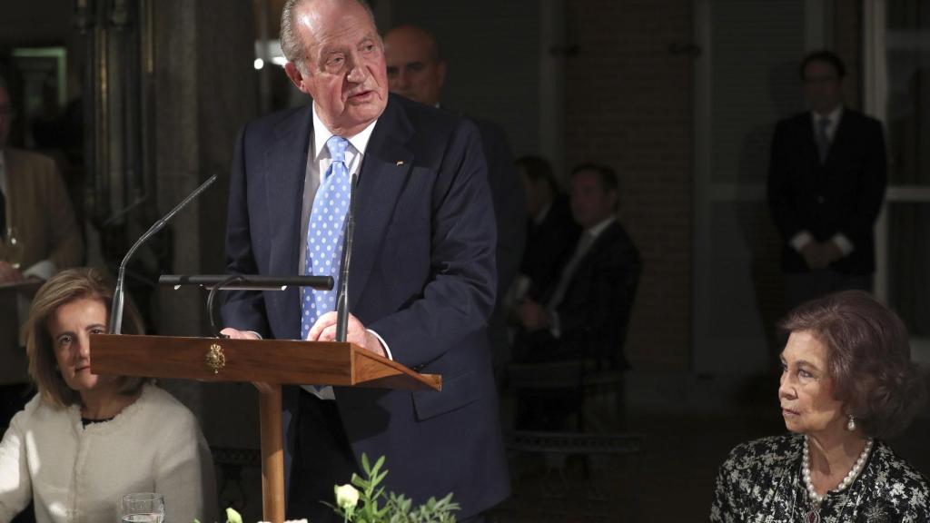 El Rey Juan Carlos, junto a Fátima Báñez y la reina Sofía.