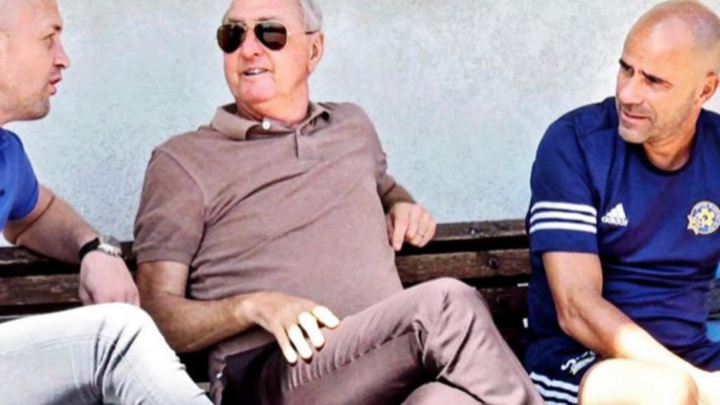 Peter Bosz, junto a Cruyff.