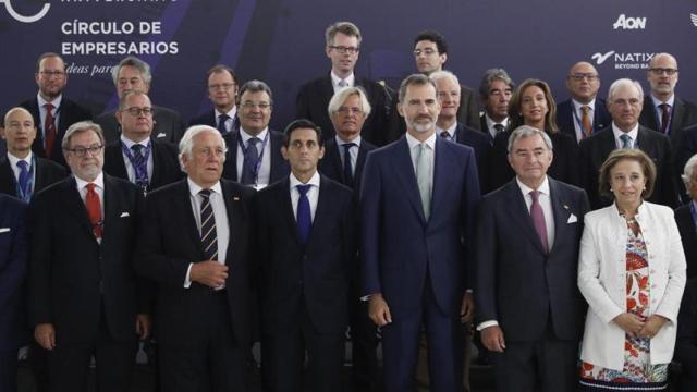 Juan Luis Cebrián (a la izquierda) en la foto de familia de la  XXIX Cumbre Internacional de Centros de Pensamientos Empresariales .