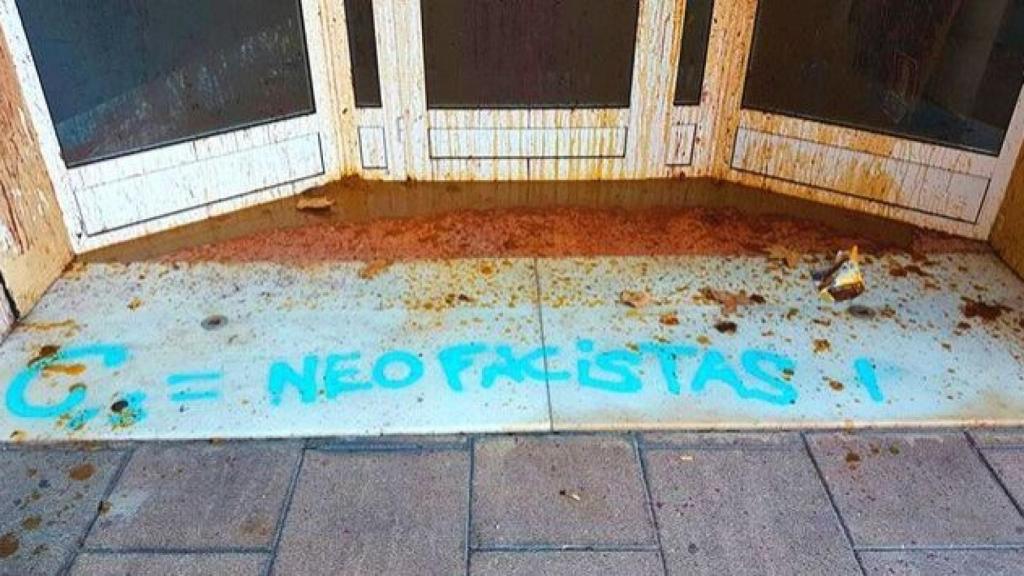 En la sede de Ciudadanos en Hospitalet apareció con pintadas y heces.