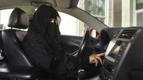 Una saudí conduciendo.