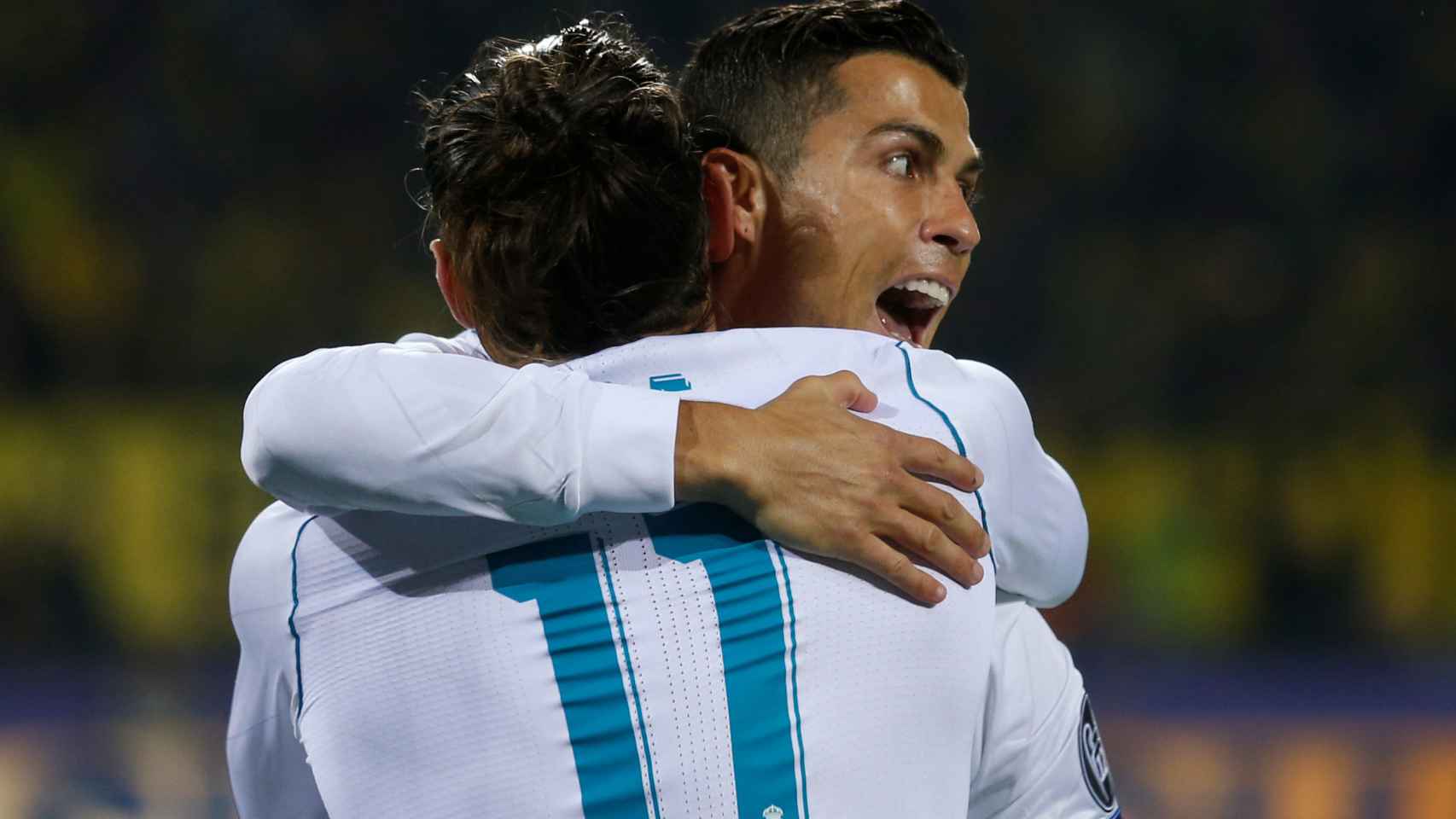 Cristiano Ronaldo y Bale se abrazan en un gol.