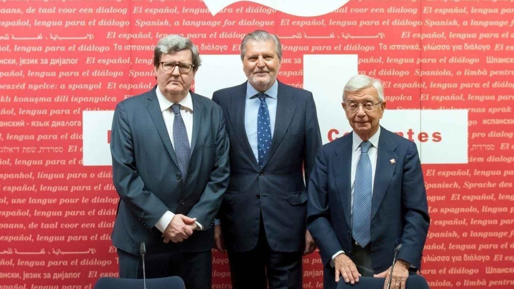El director del Instituto Cervantes y el presidente de la RAEG firman un acuerdo.